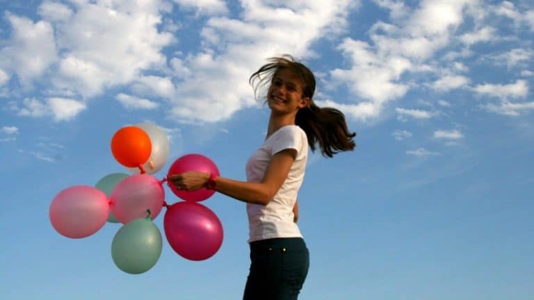 persona-feliz-con-globos-en-las-manos