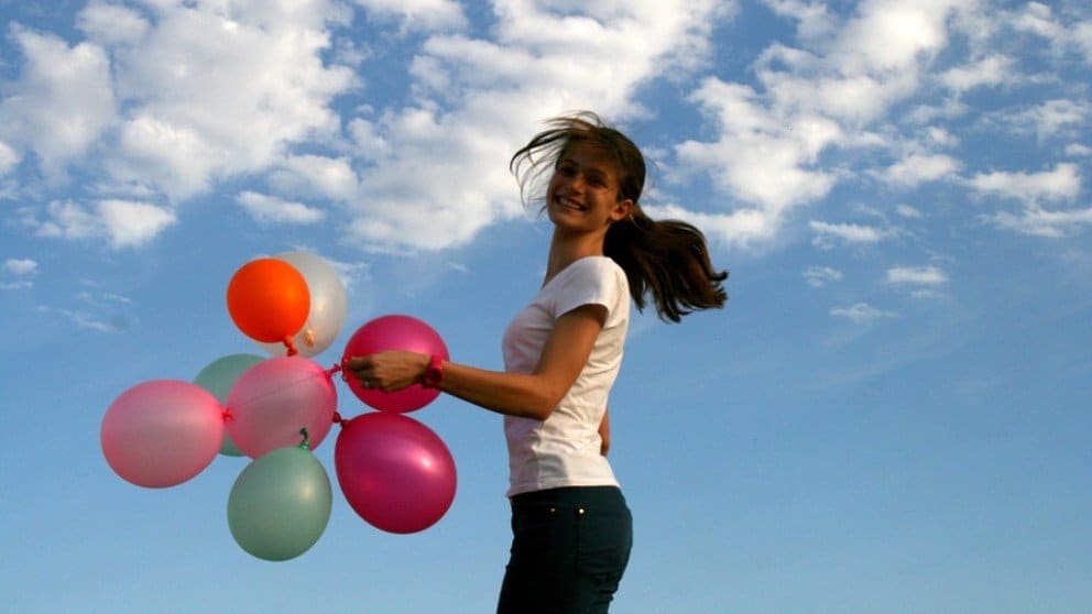 persona-feliz-con-globos-en-las-manos